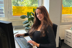 Amelie Maclennan am Arbeitsplatz