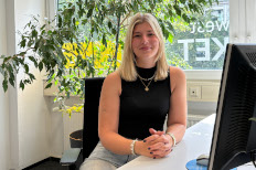 Jolie Hilbrands am Arbeitsplatz
