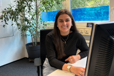 Mara Bielefeld am Arbeitsplatz
