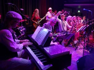 Shiny's Ballroom - LOLA swingt Shiny's Ballroom - LOLA swingt